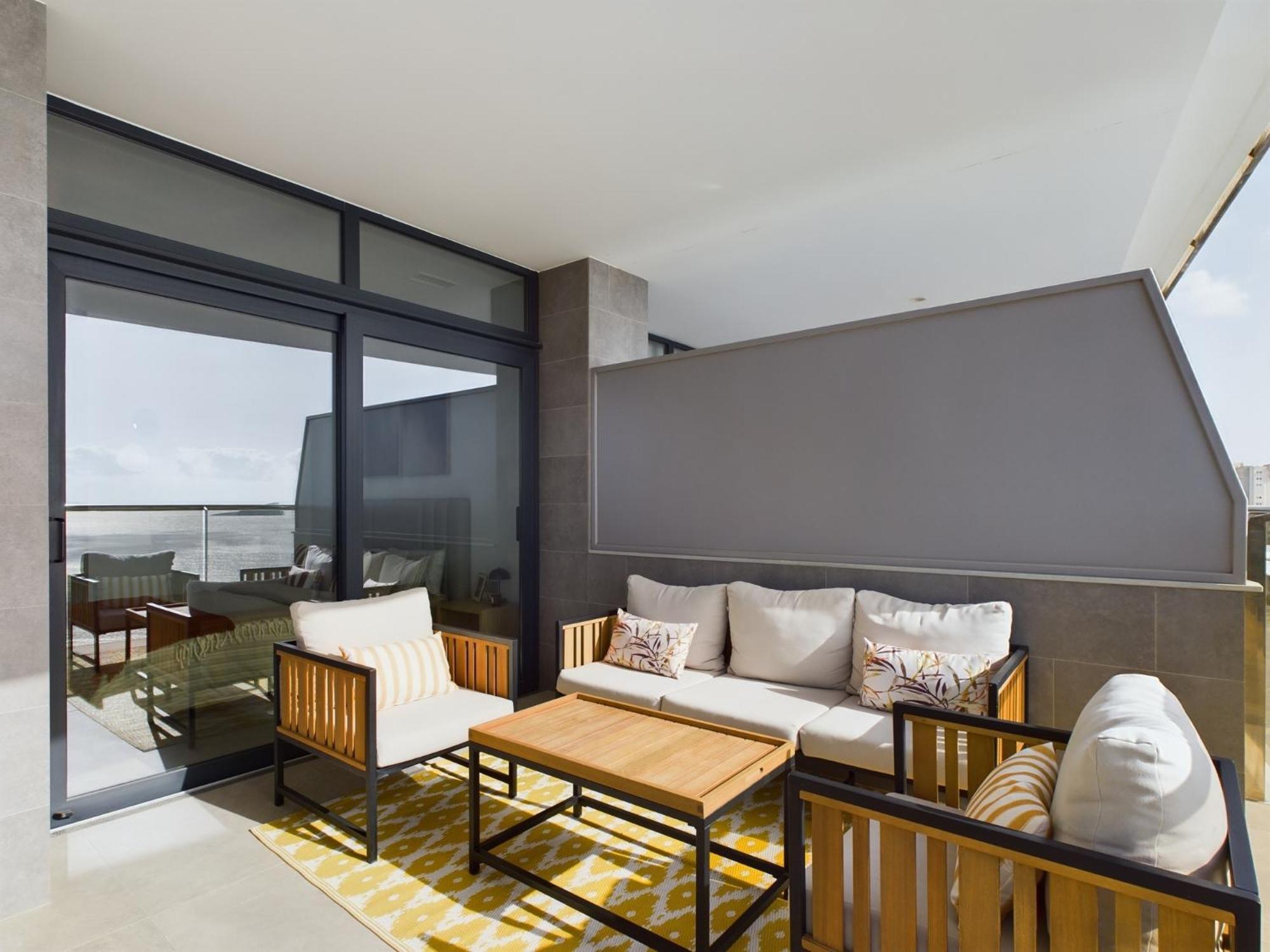 Sunset Cliffs Yellow Apartment *